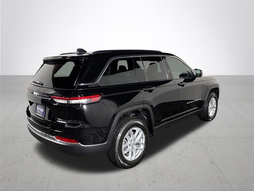 New 2026 Diamond Black Crystal Pearl-Coat Exterior Paint Jeep Laredo image 6