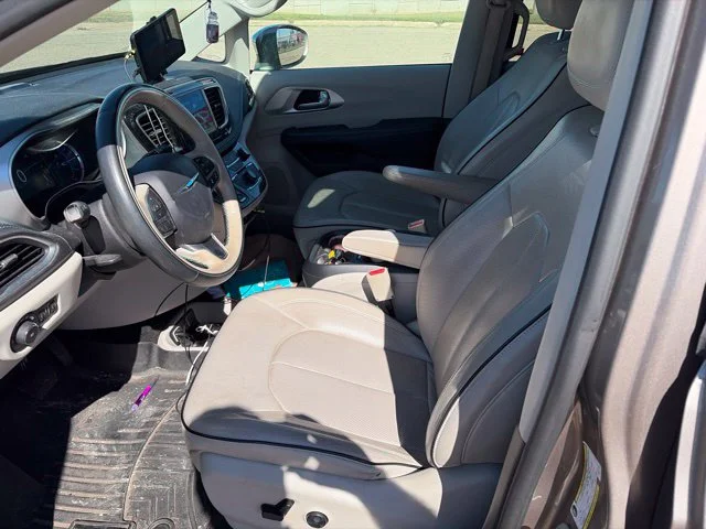 Used 2017 Gray Chrysler Platinum image 6