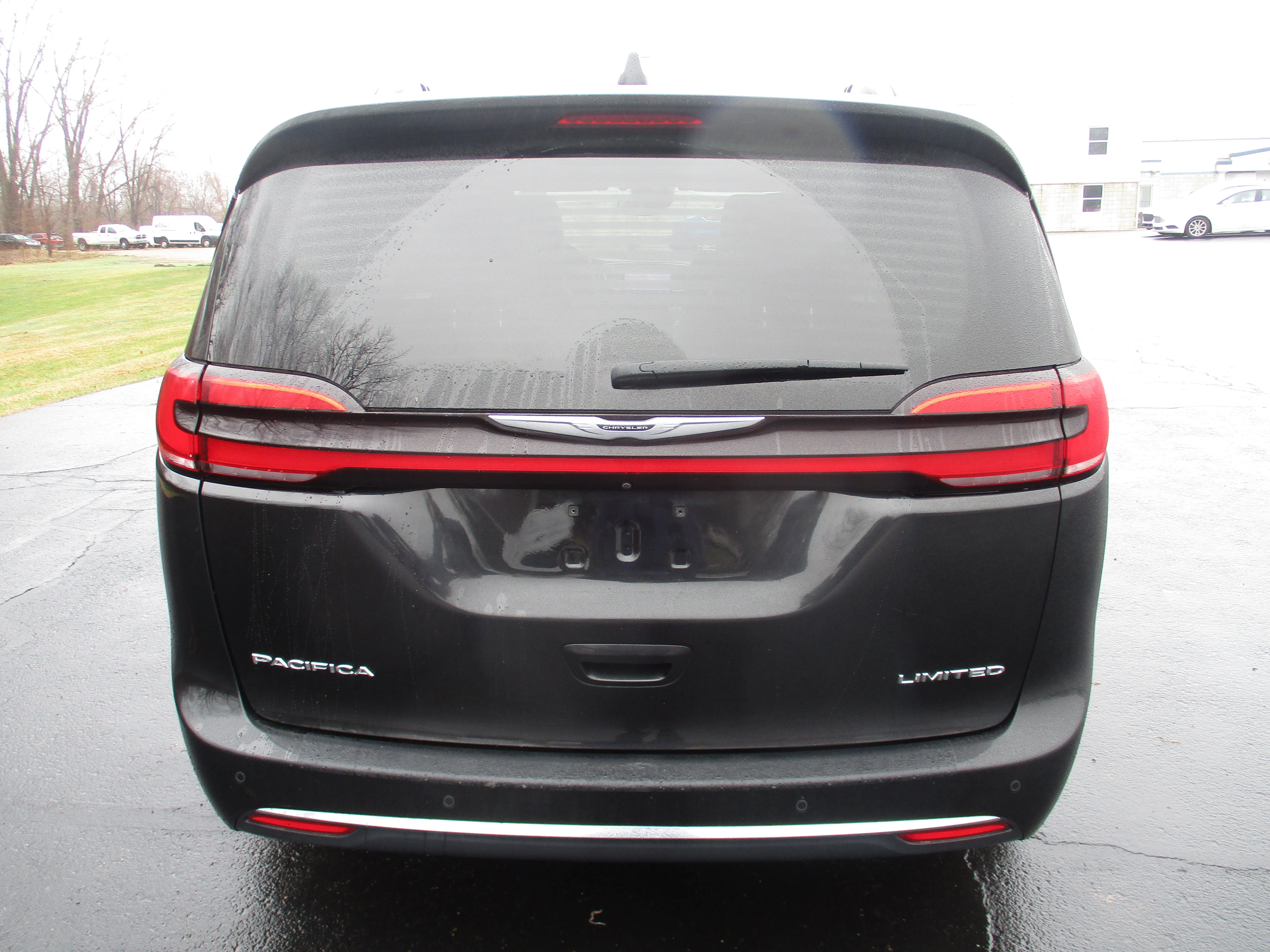Used 2022 Brilliant Black Crystal Pearlcoat Chrysler Limited image 8