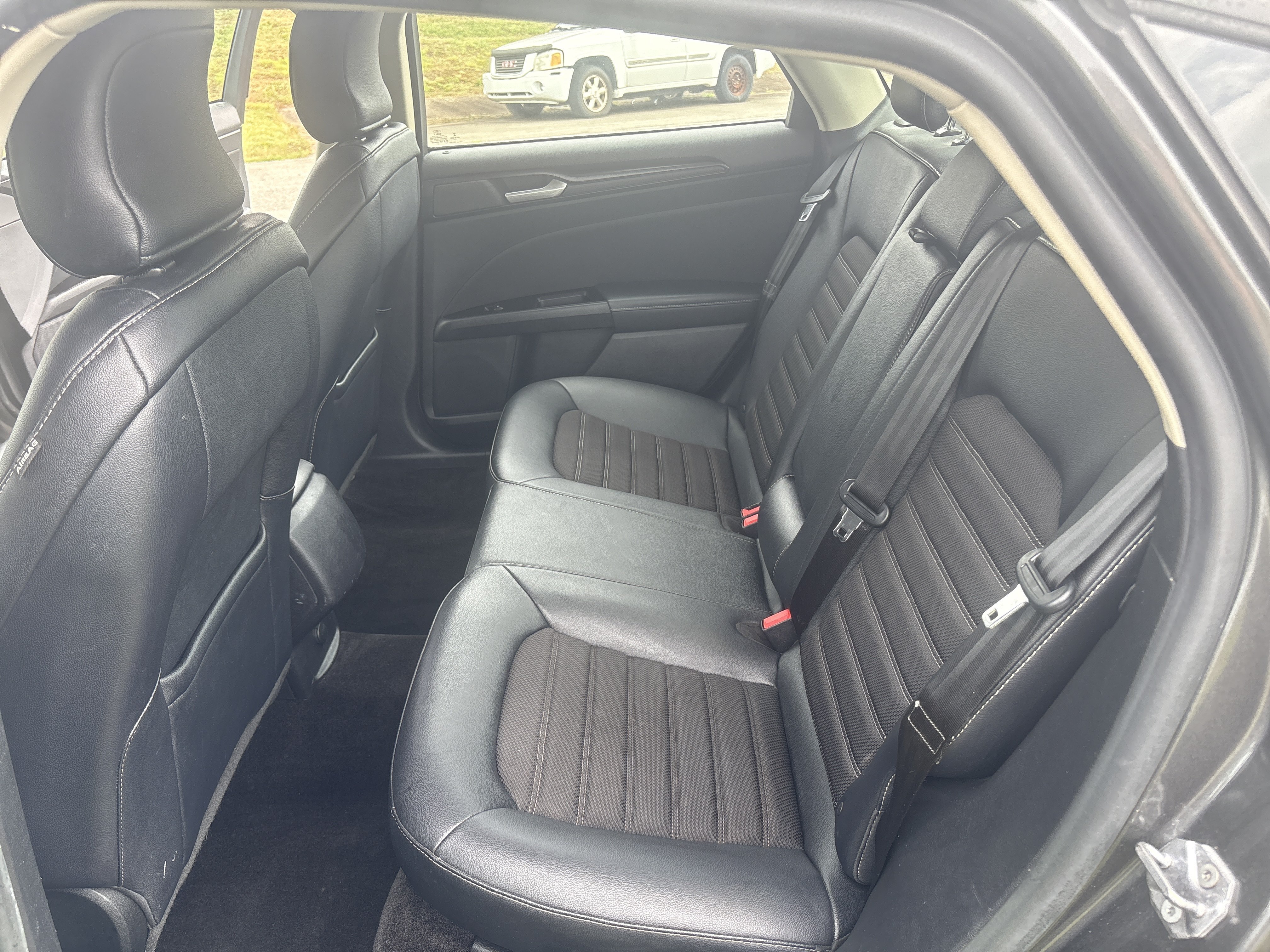Used 2018 Magnetic Metallic Ford SE image 22