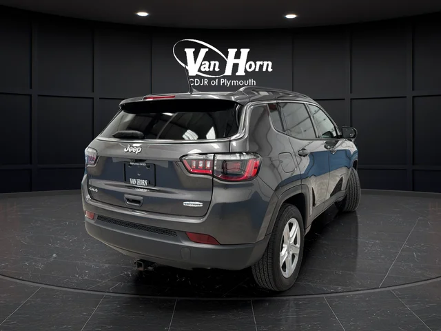 Used 2023 Crystal Metallic Jeep Latitude image 7