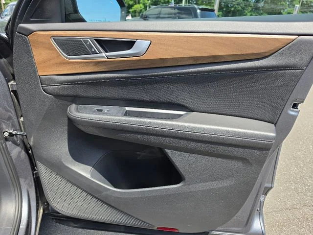 2024 Volkswagen Atlas SE w/Tech - Photo 10