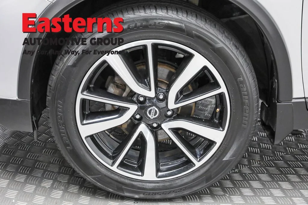 Used 2020 Silver Nissan SL image 31