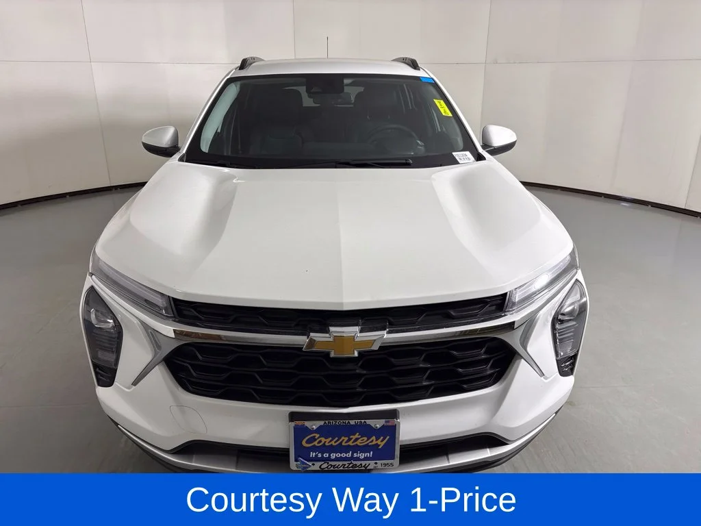 Used 2025 White Chevrolet LT image 4