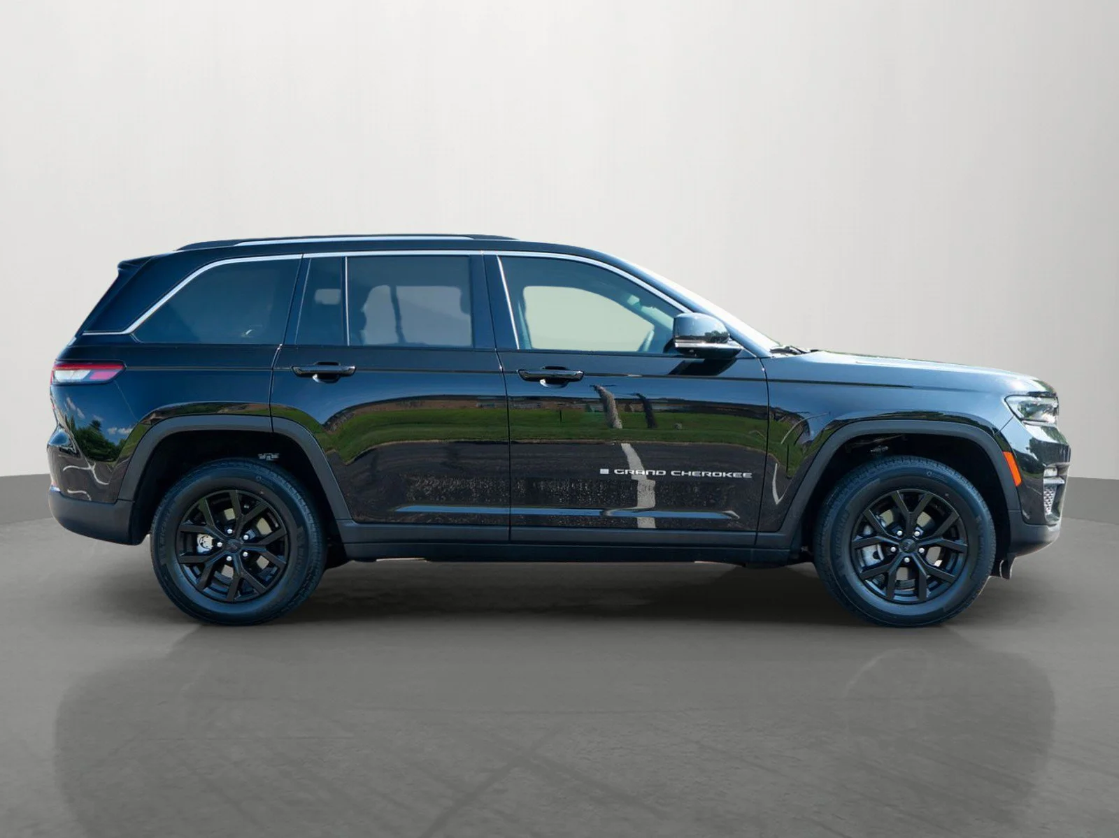 Used 2023 Diamond Black Crystal Pearlcoat Jeep Limited image 8