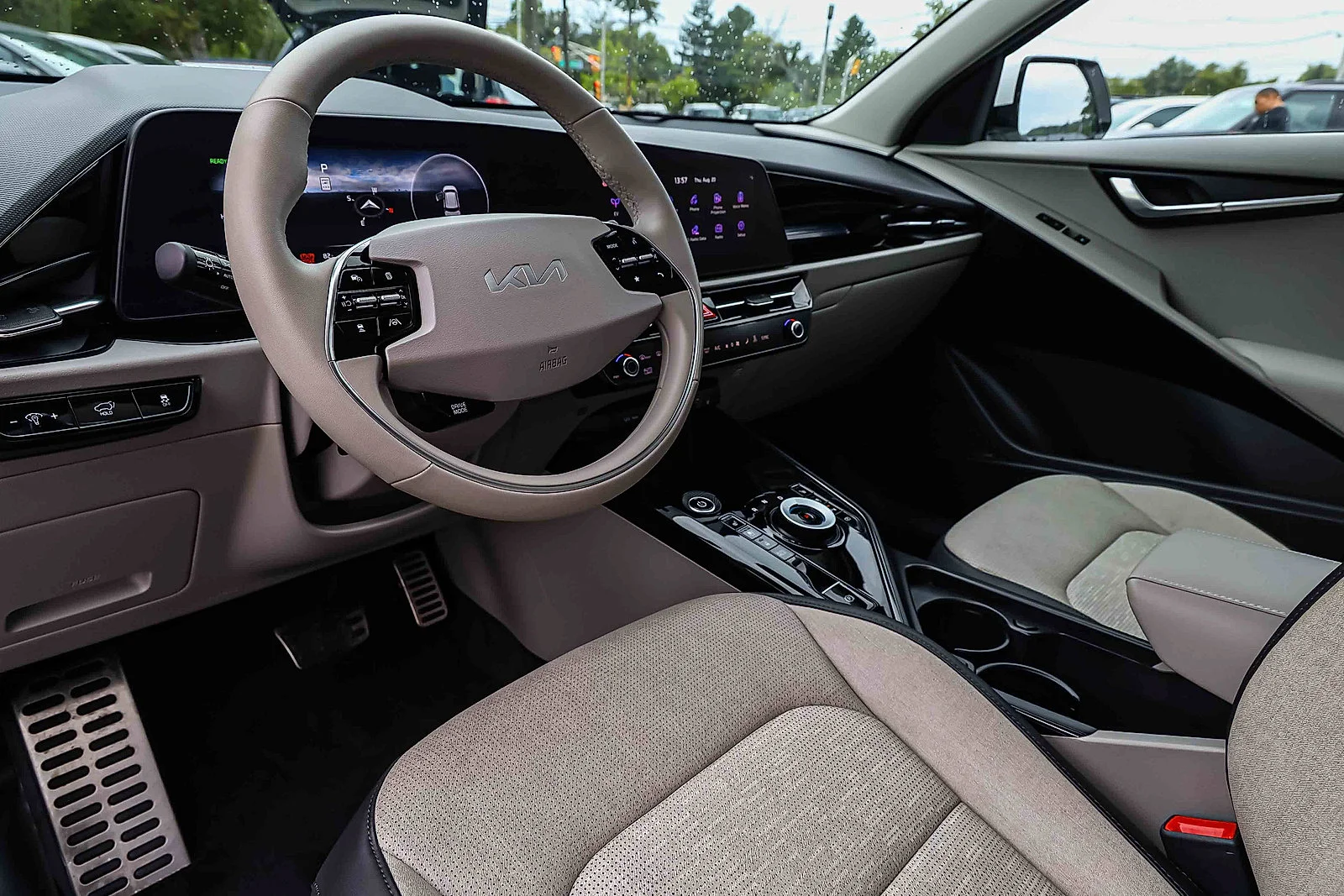Certified Used 2025 Snow White Pearl Kia Wave image 7