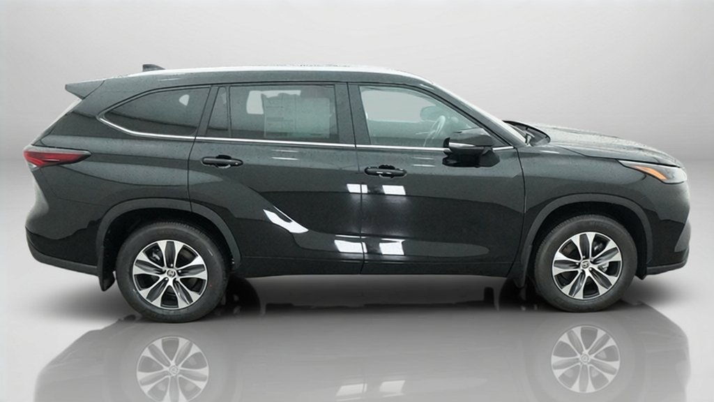 New 2026 Midnight Black Metallic Toyota XLE image 7