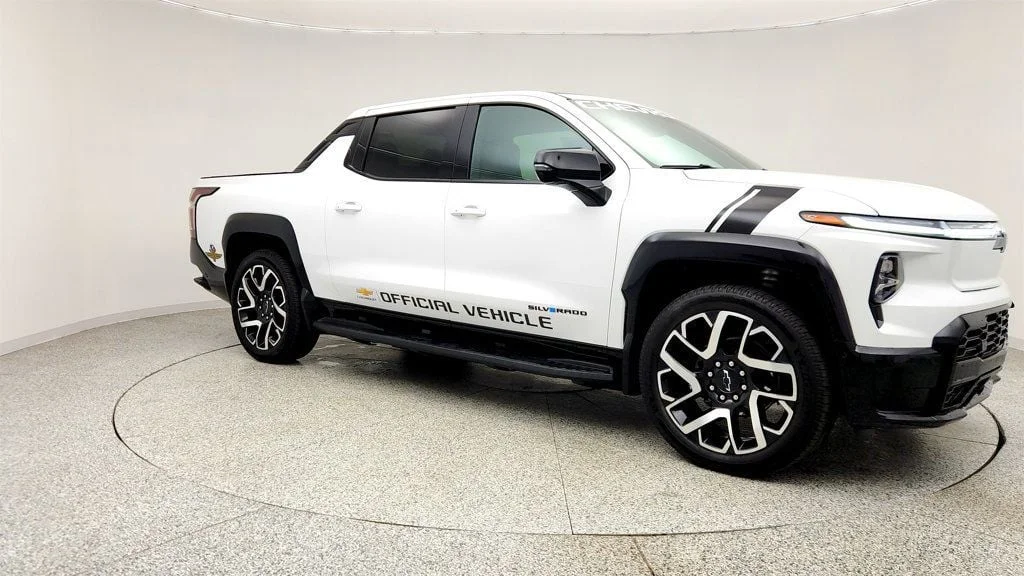 Used 2025 Summit White Chevrolet e4WD Crew Cab Max Range RST w/ Hard Folding Truck Bed Cover image 3