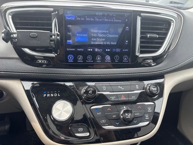 Used 2017 Red Chrysler Limited image 9