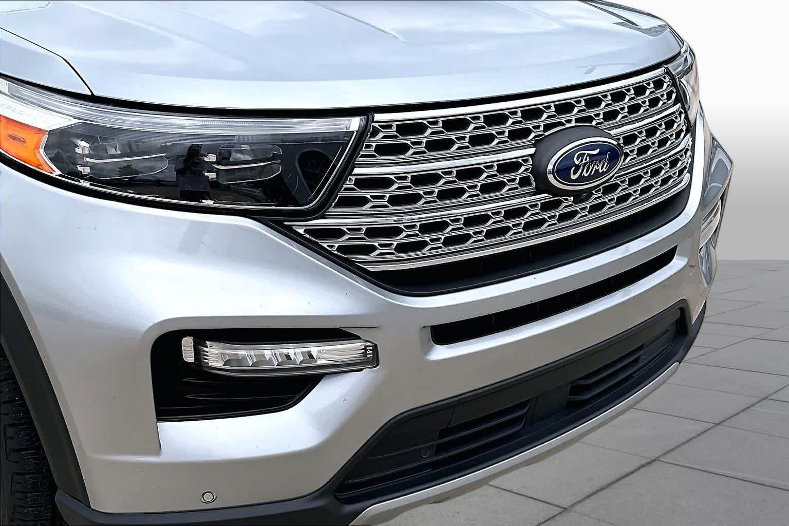 Used 2023 Iconic Silver Ford Limited image 22