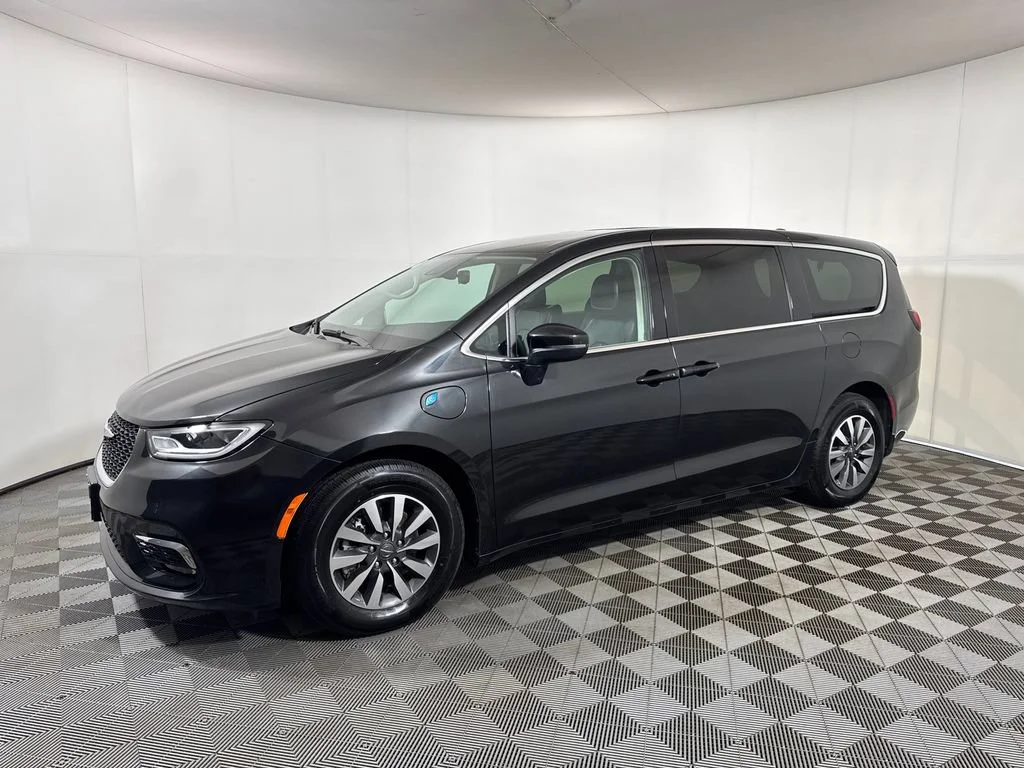 Used 2023 Black Chrysler Touring L image 2