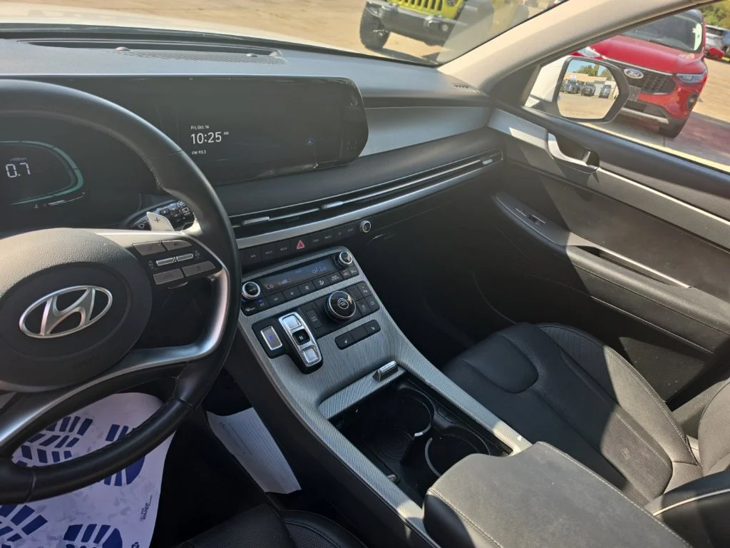 Used 2025 White Hyundai SEL image 11