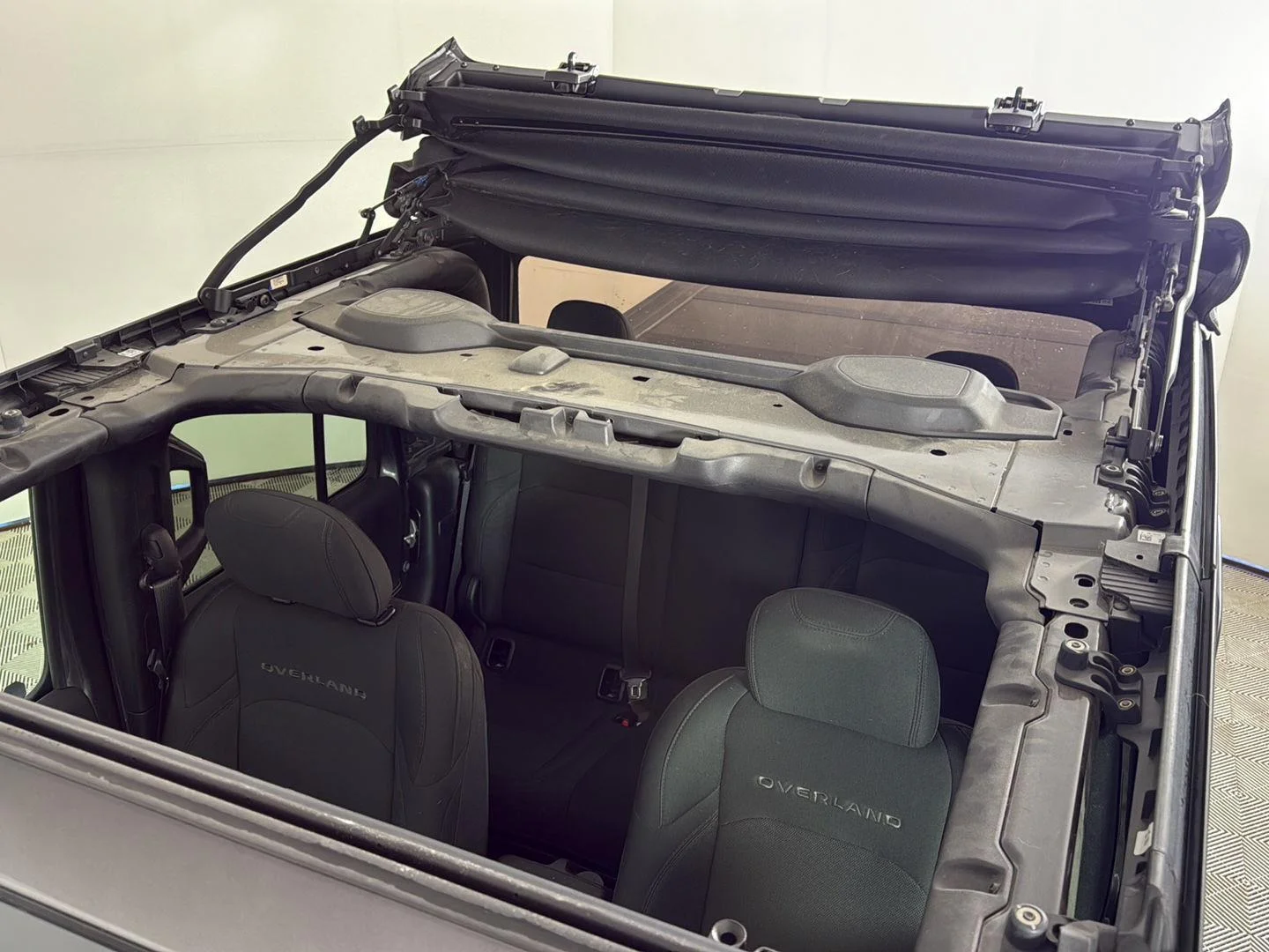 Used 2021 GRAY Jeep Overland image 28