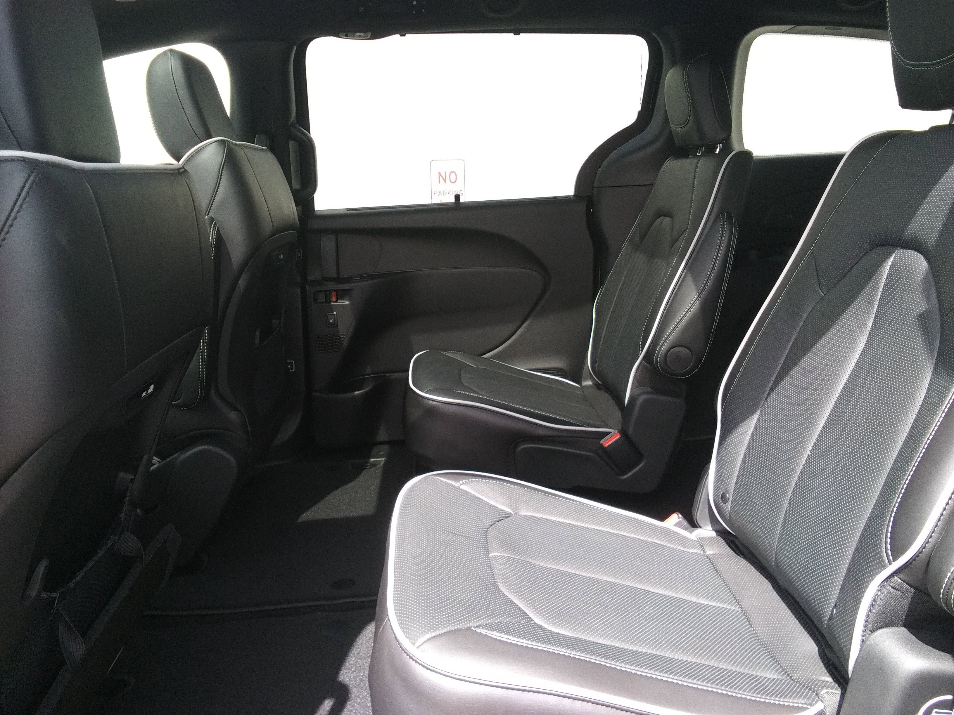 New 2026 Diamond Black Crystal Pearl-Coat Exterior Paint Chrysler Limited image 12
