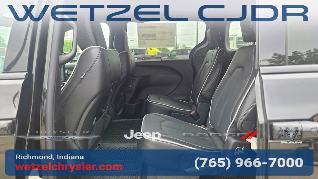 New 2027 Diamond Black Crystal Pearl-Coat Exterior Paint Chrysler Limited image 29