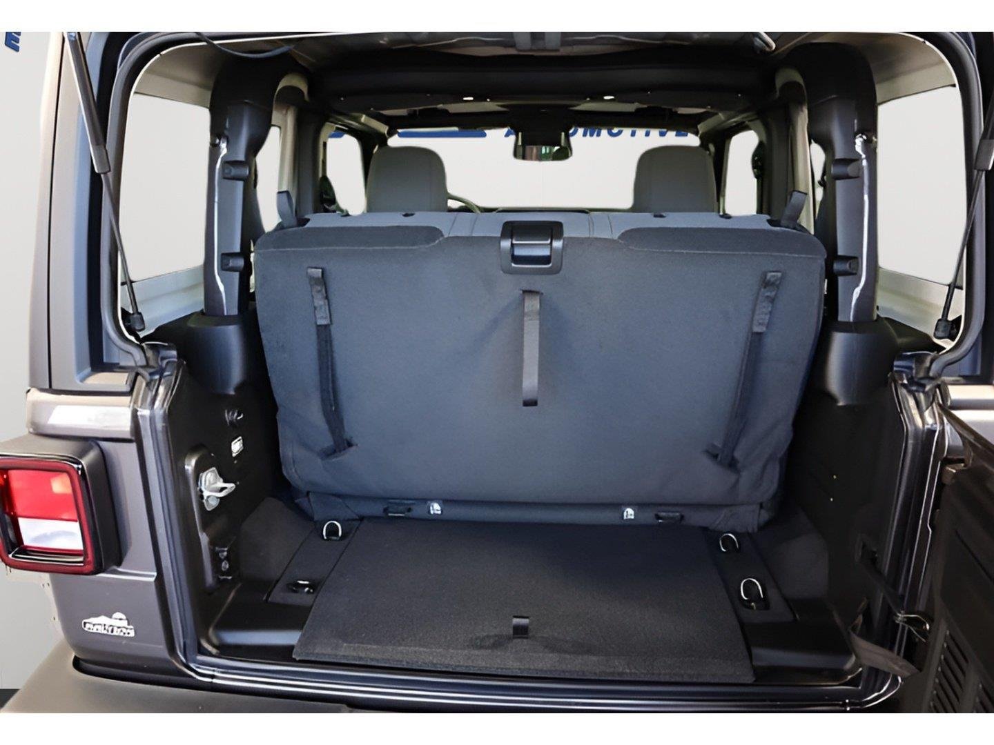 New 2026 Granite Crystal Metallic Clearcoat Jeep Sport S image 7