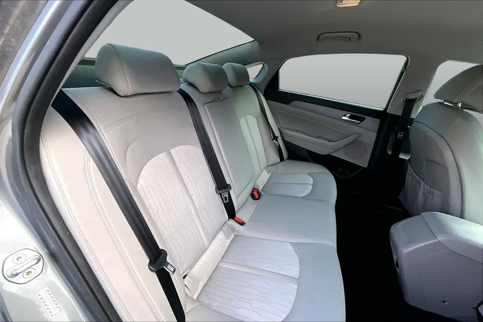 Used 2017 Metropolis Gray Hyundai SE image 19