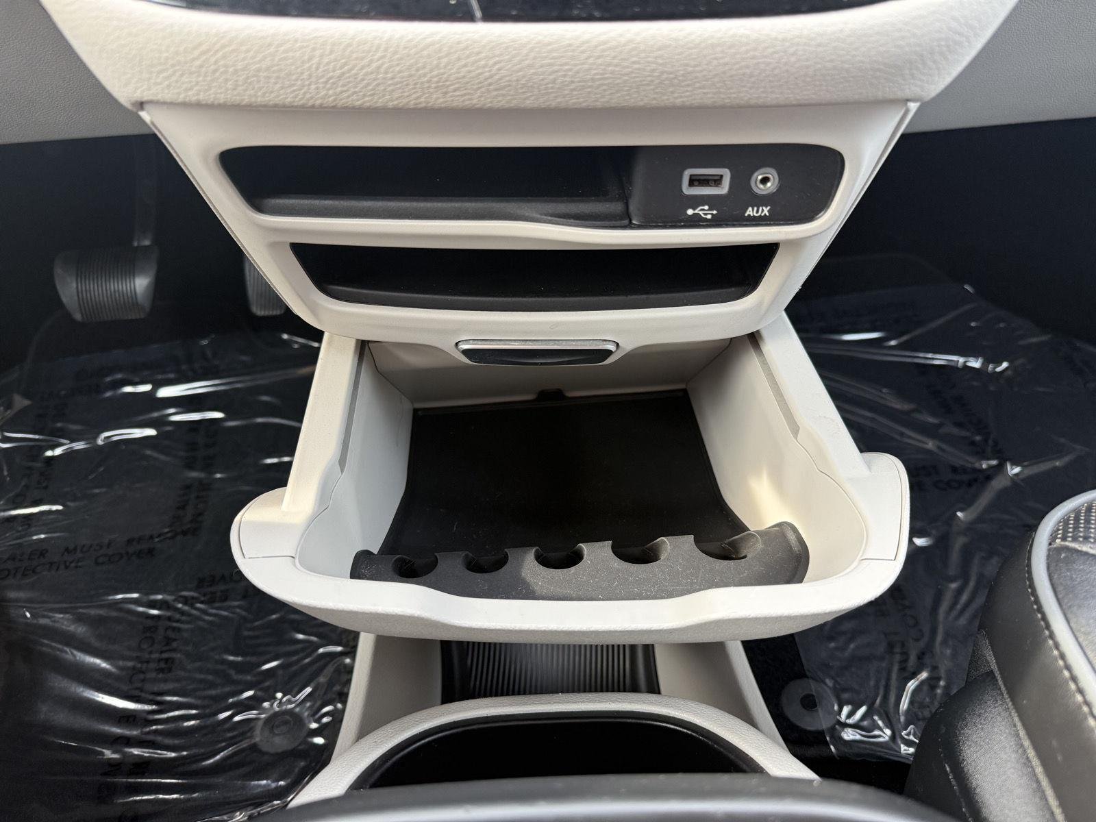 Used 2018 Granite Crystal Metallic Clearcoat Chrysler Limited image 18