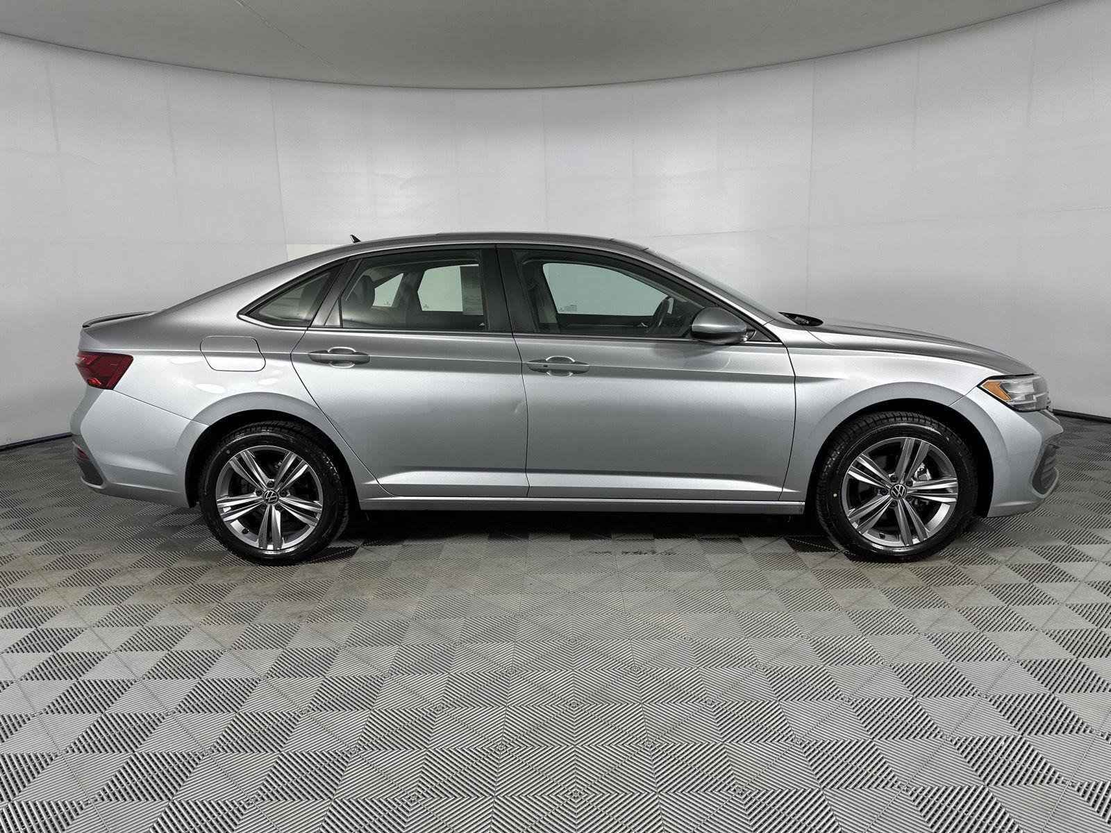 Used 2024 Platinum Gray Metallic Volkswagen SE image 28