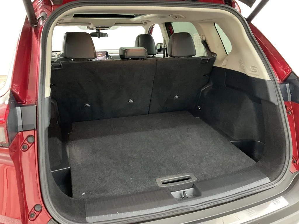 Used 2021 Scarlet Nissan SV image 25