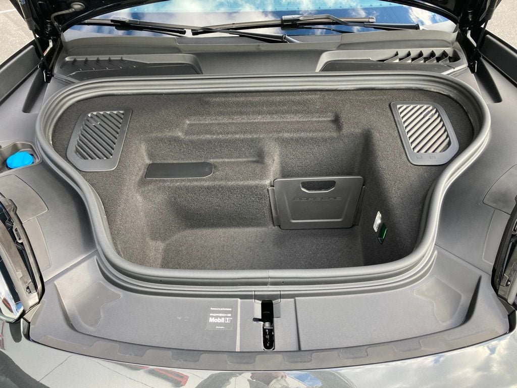 2025 Porsche Macan Turbo Electric - Photo 22