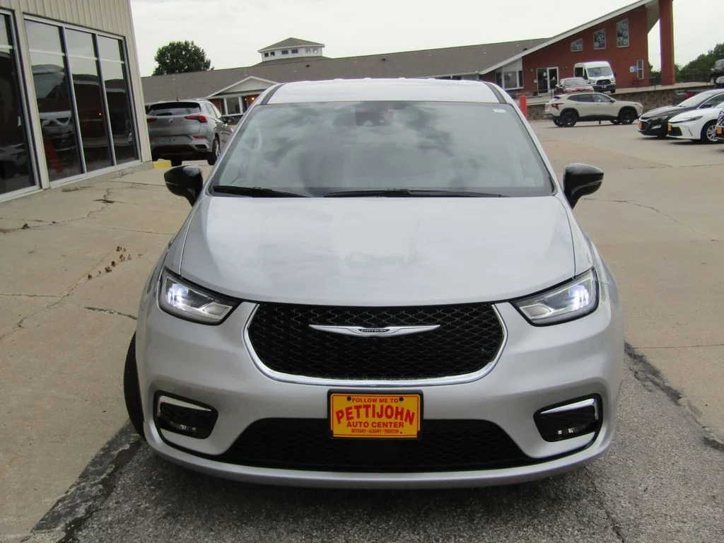 Used 2024 Silver Chrysler Touring L image 13