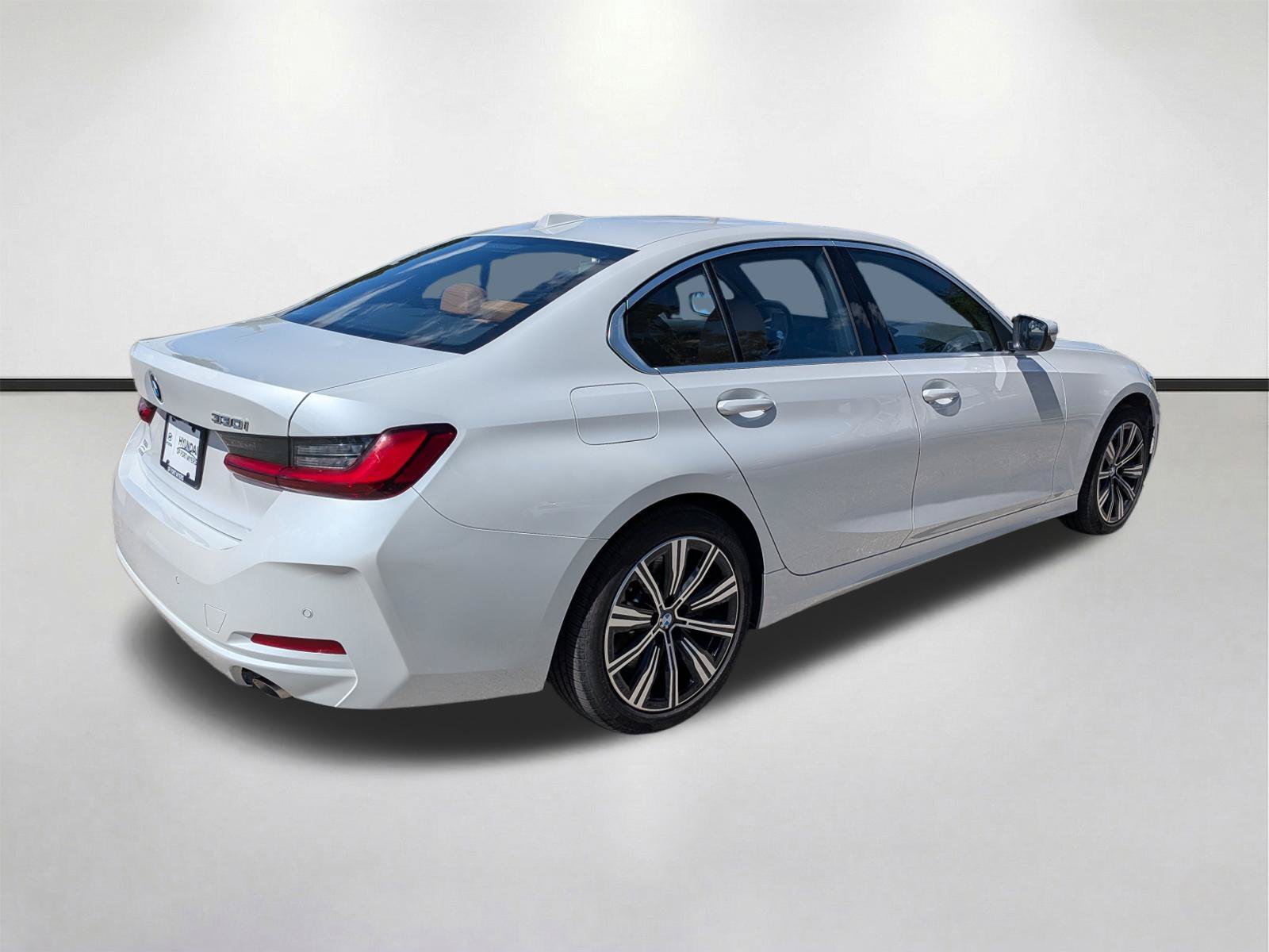 Used 2025 Mineral White Metallic BMW 330i xDrive image 4