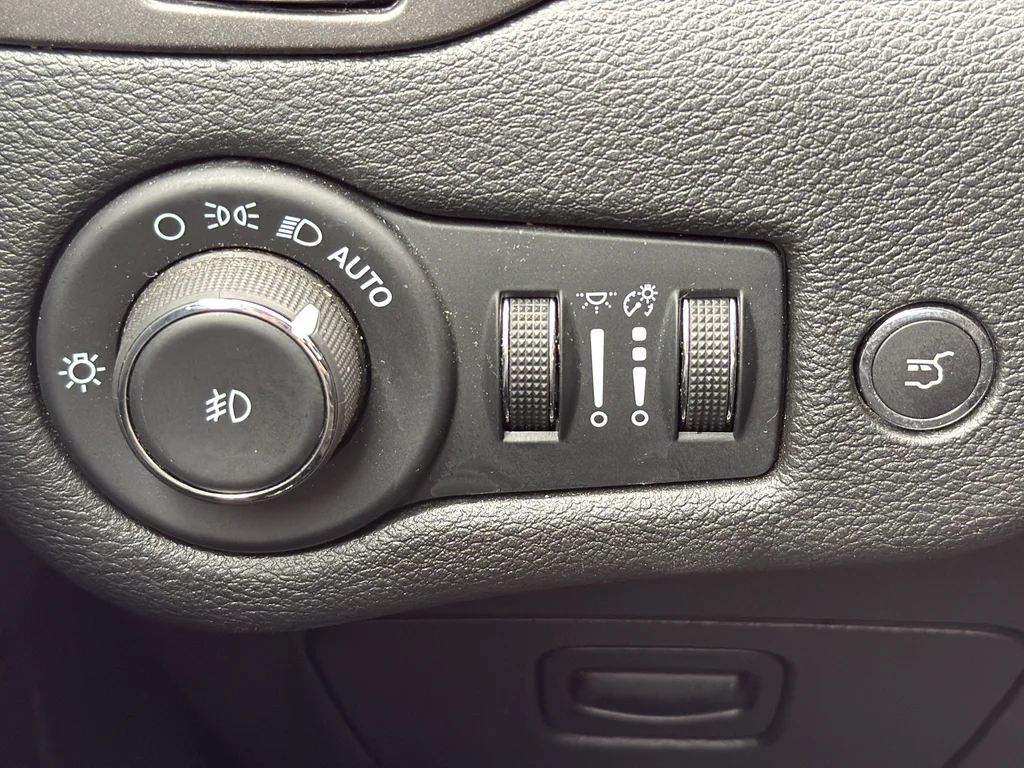 Used 2021 White Jeep Trailhawk image 24