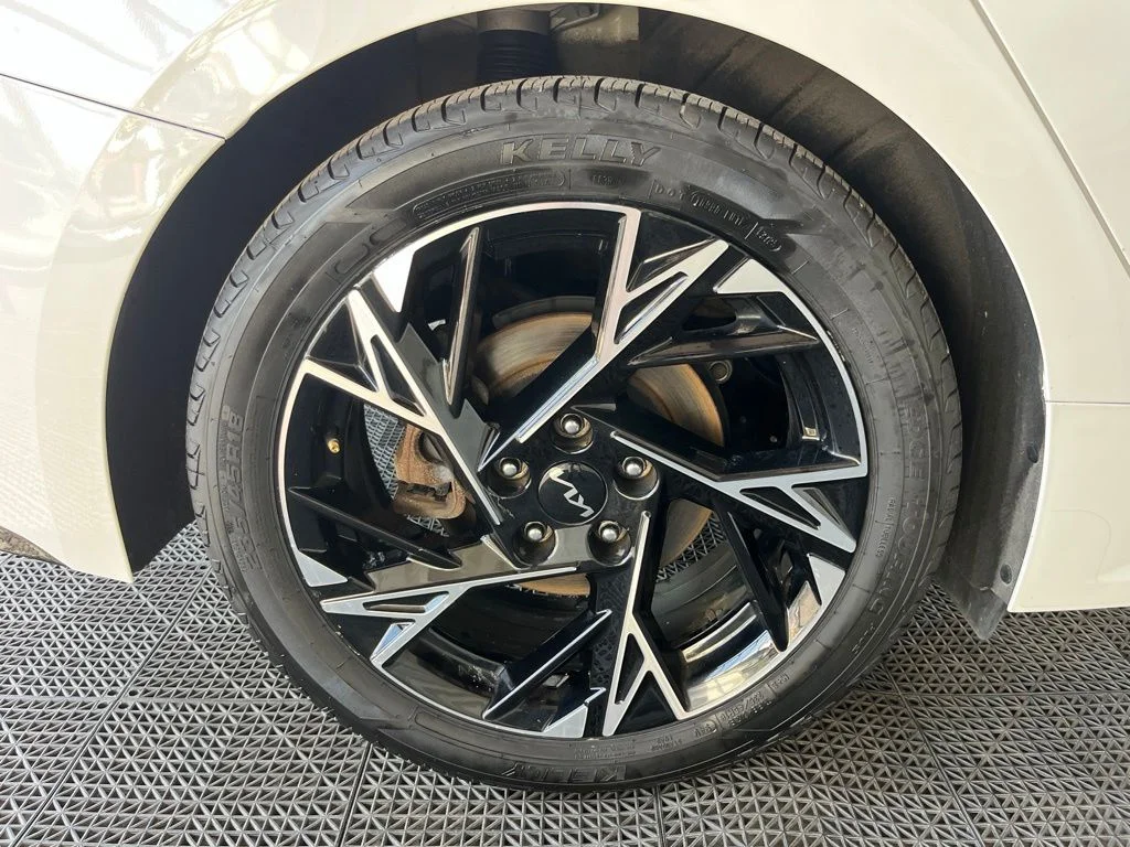 Used 2025 White Kia GT-Line image 26