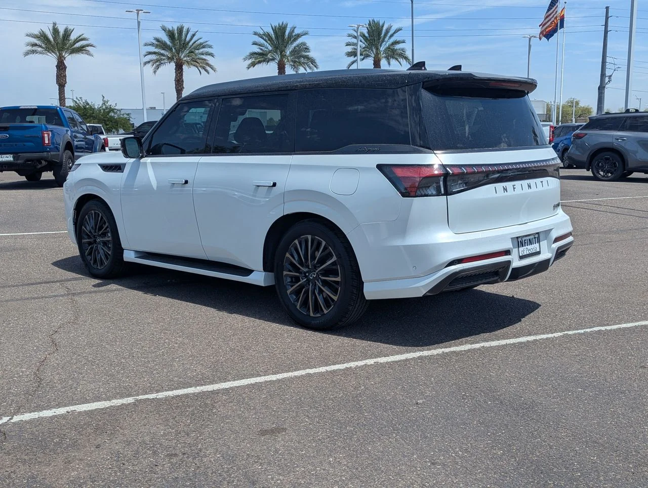 New 2027 2T RADIANT WHIT INFINITI Autograph 4WD image 3