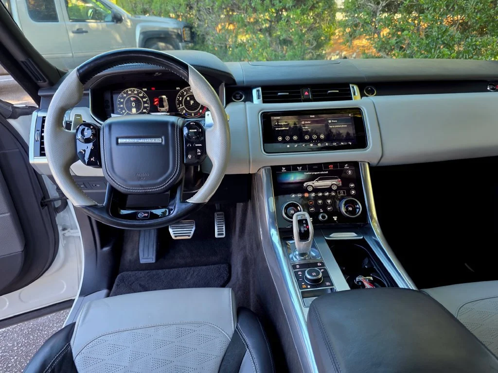 Used 2018 White Land Rover SVR image 27