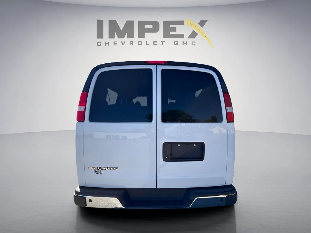 Used 2025 Summit White Chevrolet 1LT image 4