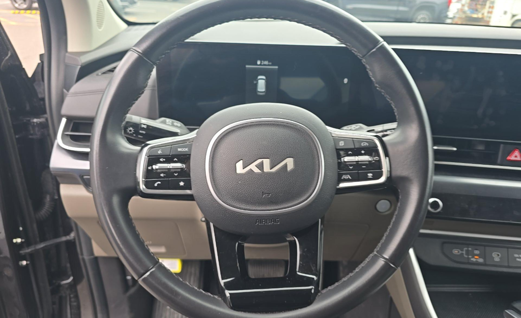 Certified Used 2025  Kia LXS image 11