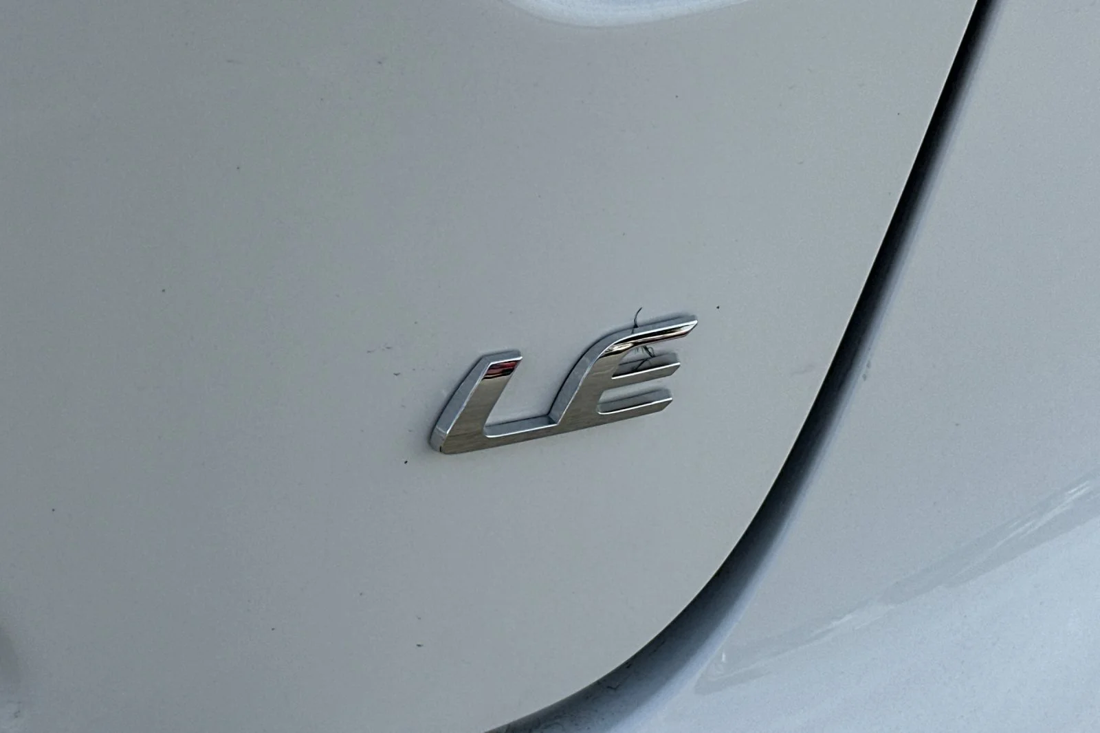 Used 2025 White Toyota LE image 25