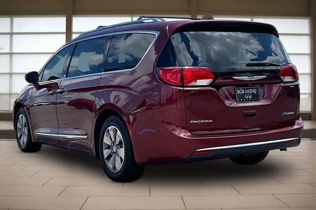 Used 2018 Red Chrysler Limited image 13