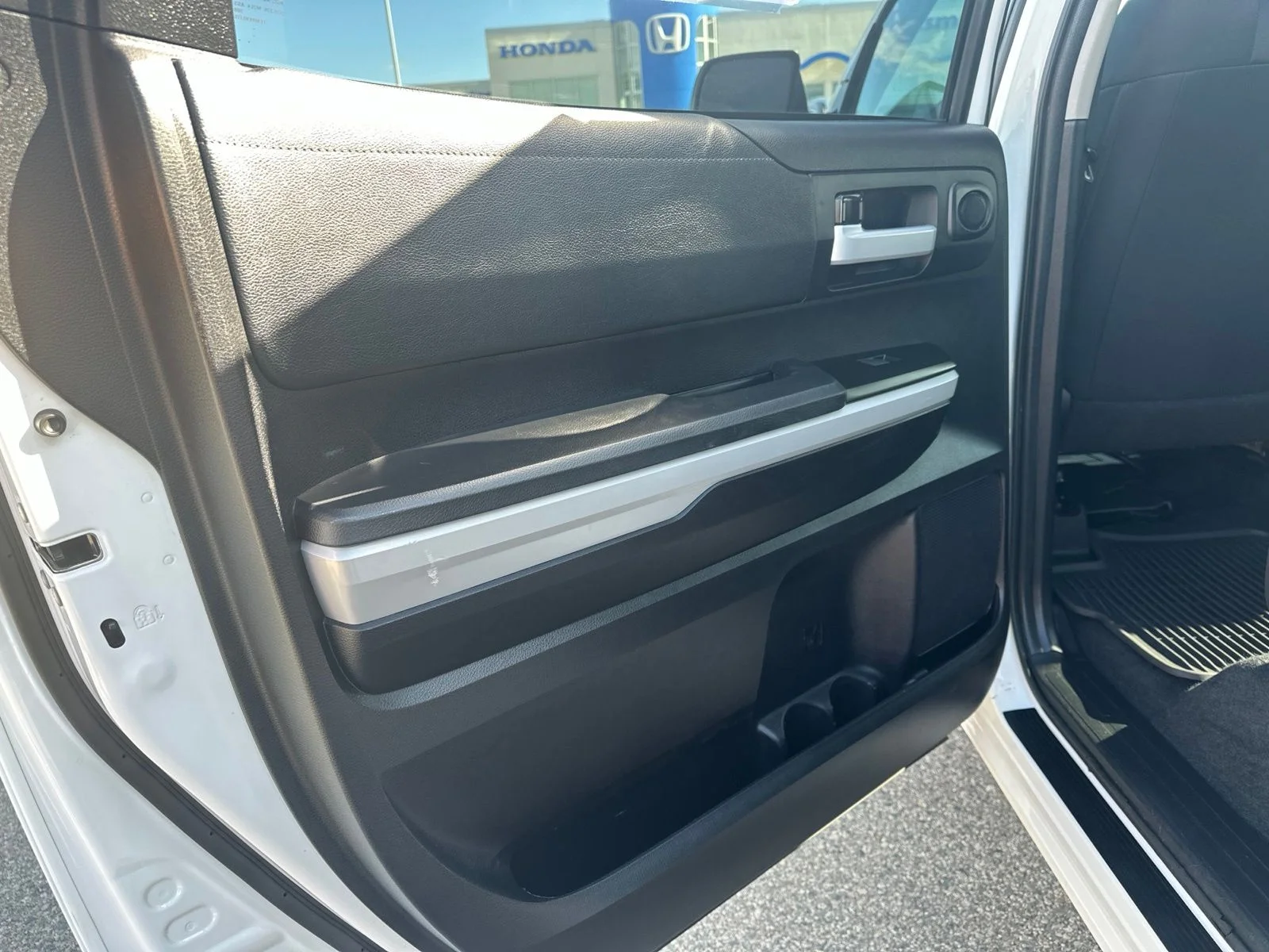 Used 2020 White Toyota SR5 image 26