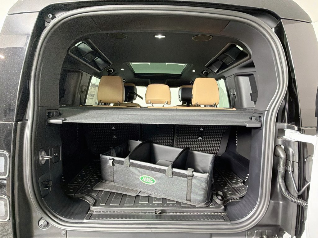 New 2026 Fuji White Land Rover X-Dynamic SE image 28