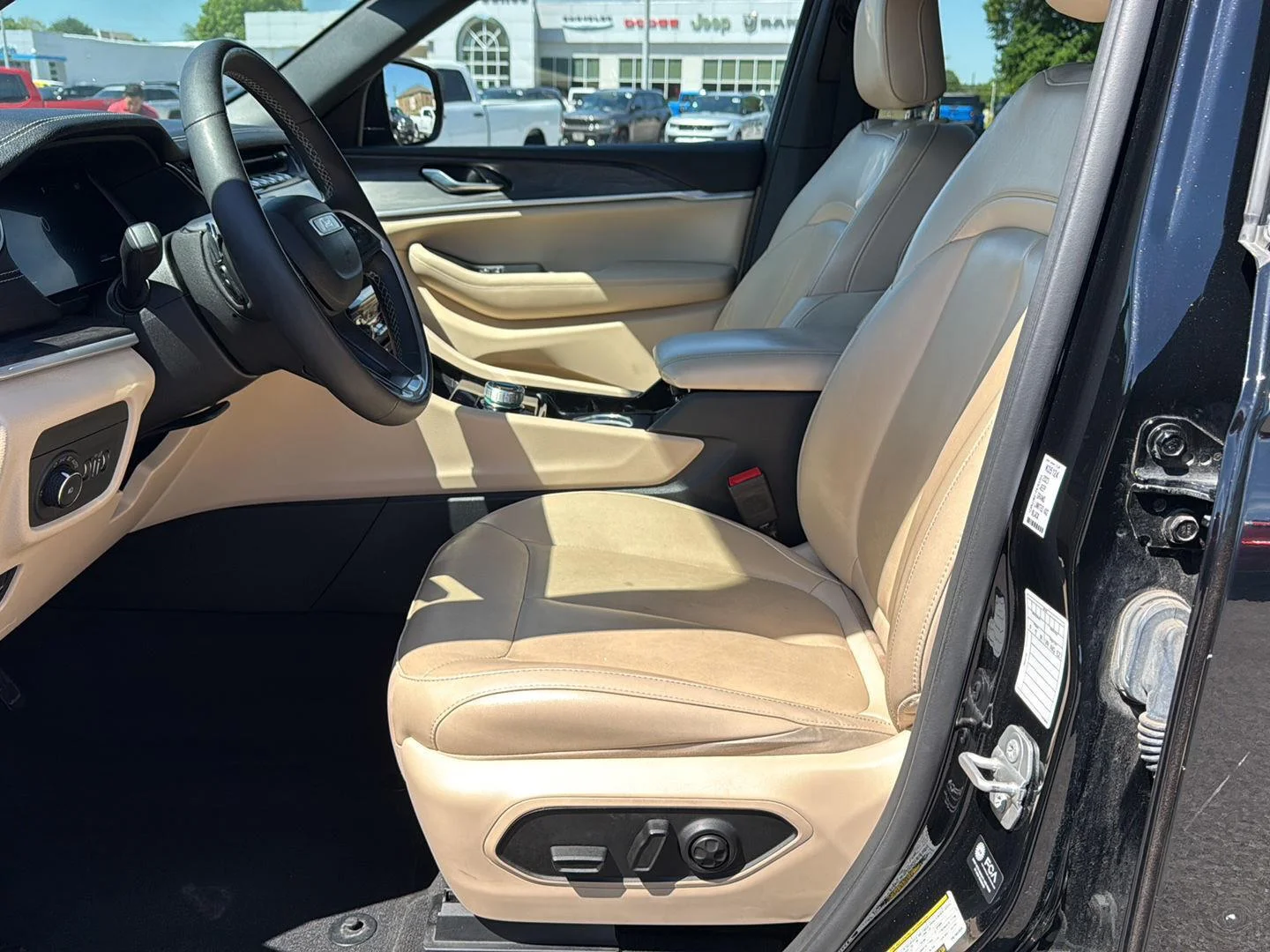 Used 2023 Diamond Black Crystal Pearlcoat Jeep Limited image 10