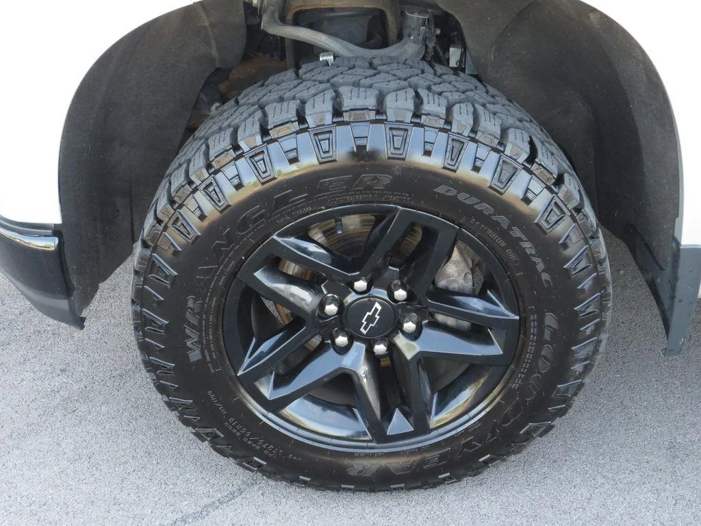 Used 2021 Silver Ice Metallic Chevrolet LT Trail Boss image 16