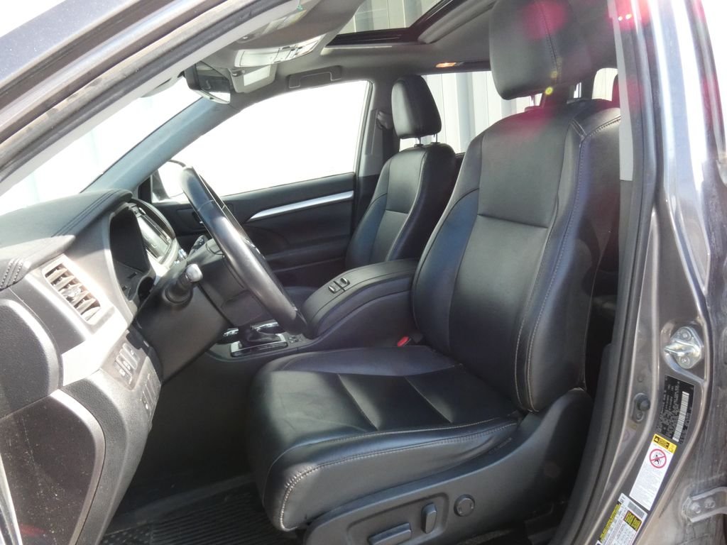 Used 2019 Gray Toyota XLE image 6