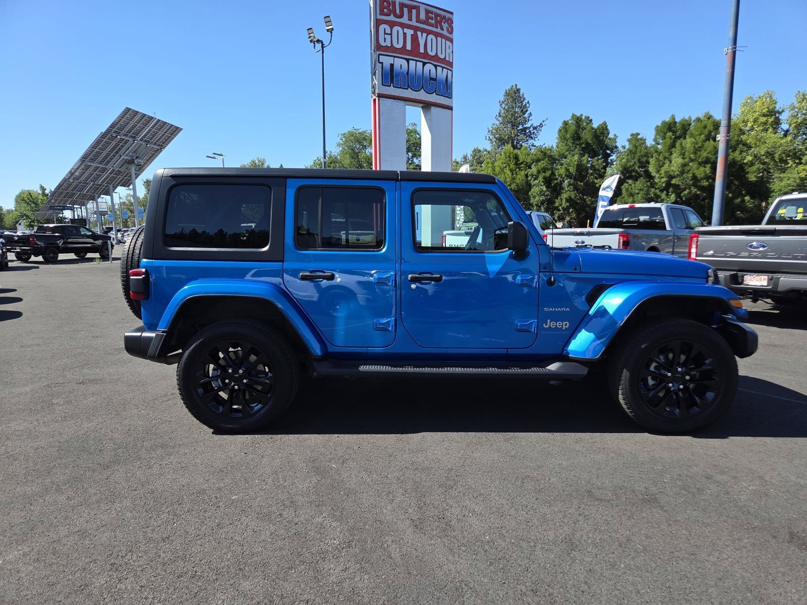 Used 2023 Hydro Blue Pearlcoat Jeep Sahara image 4