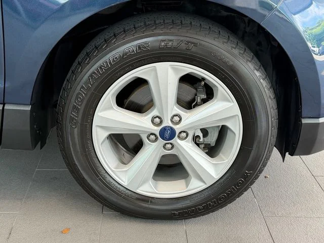 Used 2017 Blue Ford SE image 17