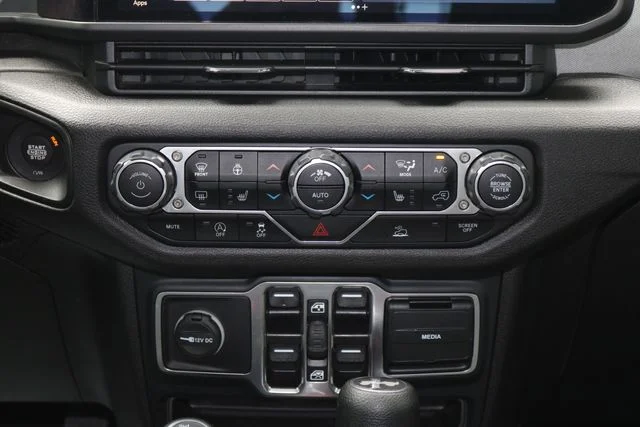 Used 2024 Earl Clearcoat Jeep Sport S image 23