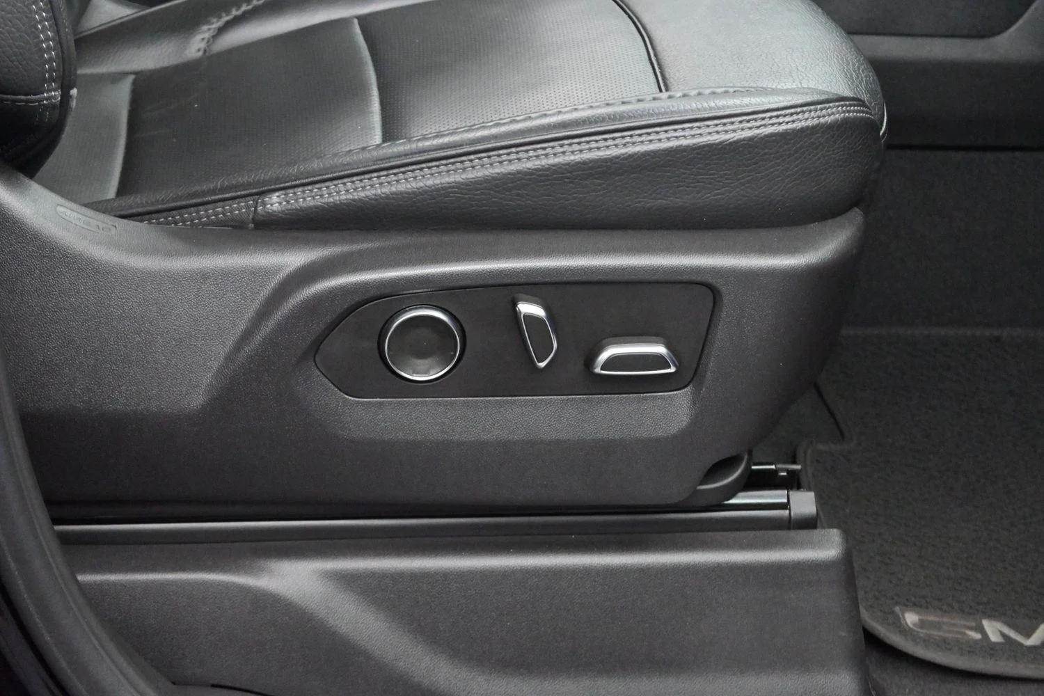 Used 2024 Onyx Black GMC Denali image 34
