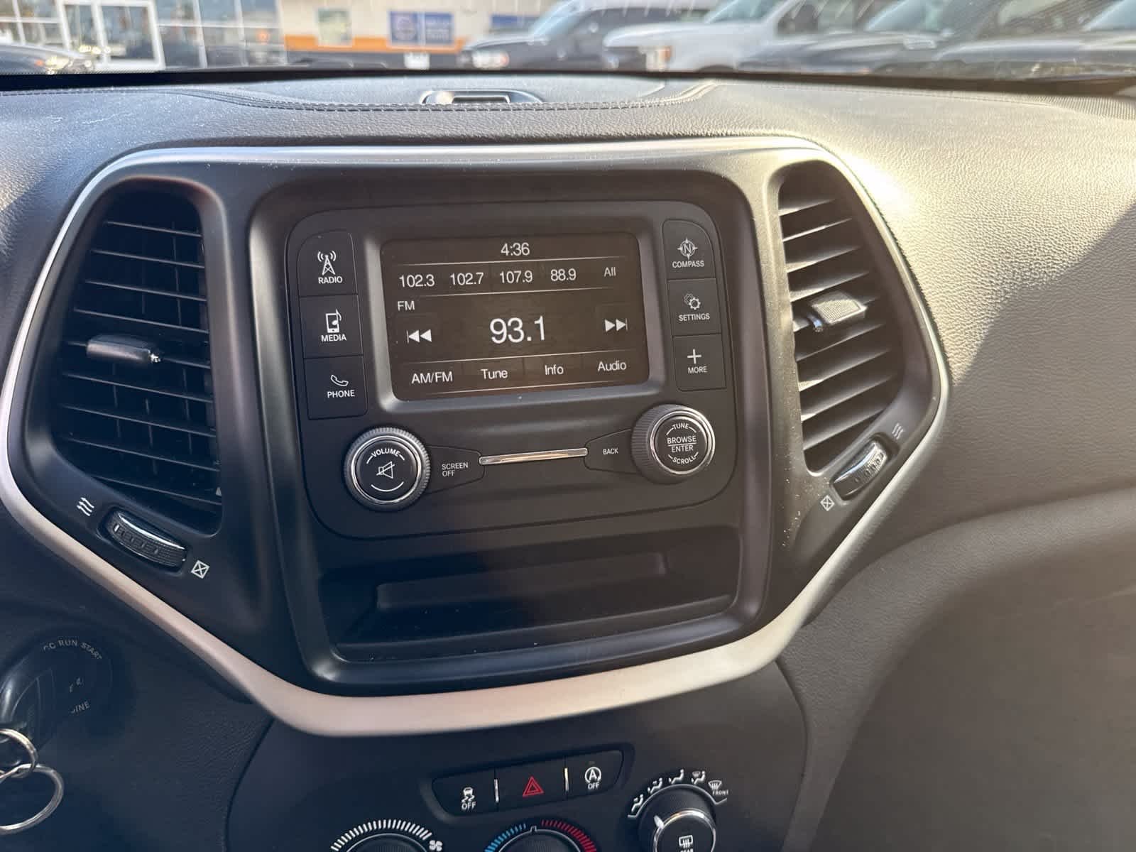 Used 2018 Bright White Clearcoat Jeep Latitude image 24