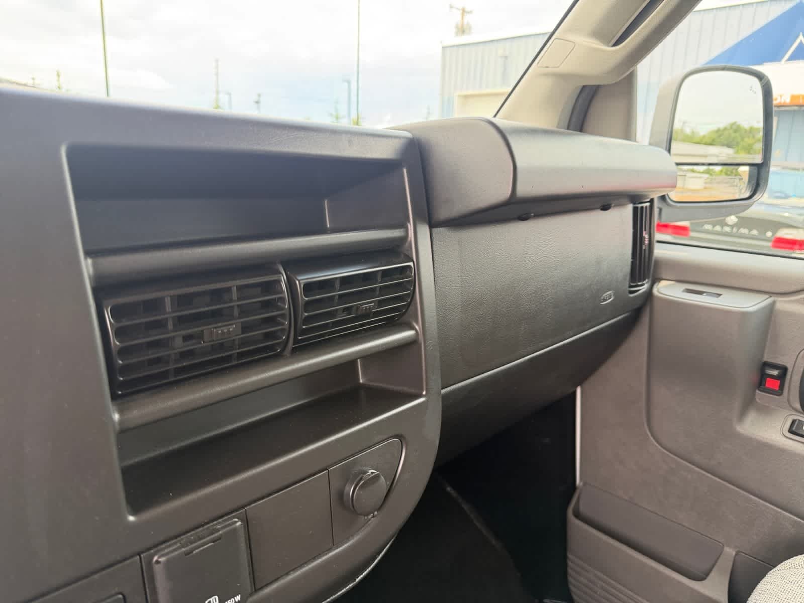 Used 2025 Summit White Chevrolet LT image 27