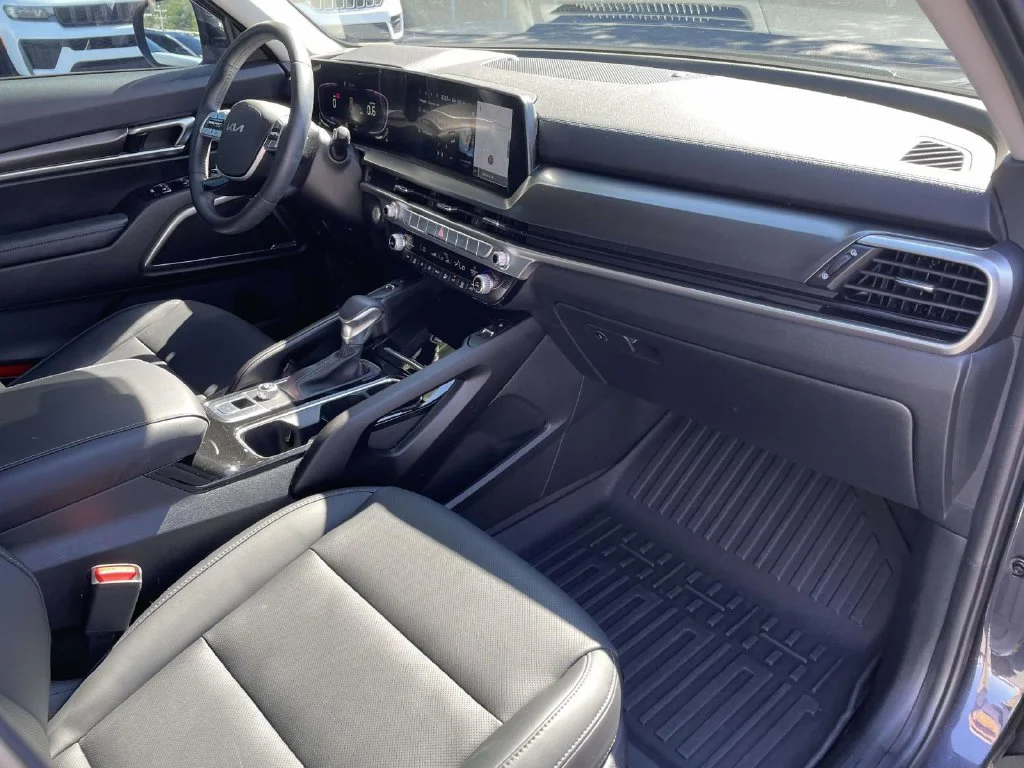 Used 2025  Kia S image 14