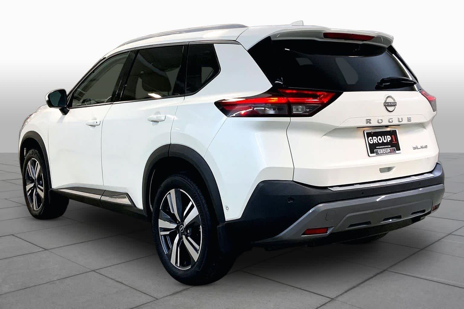 Used 2022 Pearl White Tricoat Nissan SL image 11