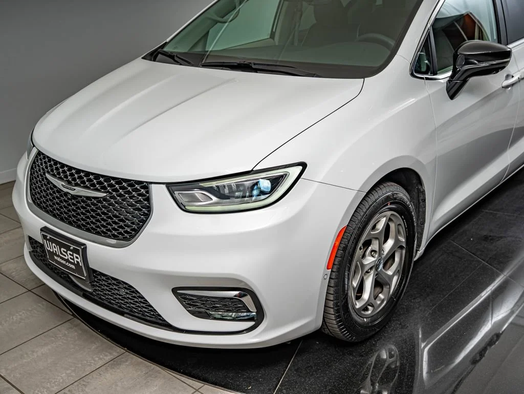 Used 2024 Bright White Clearcoat Chrysler Limited image 14