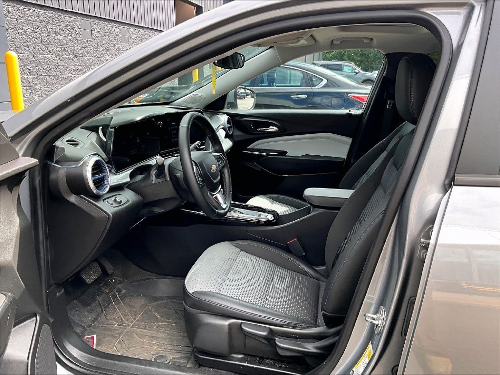 Used 2025 Gray Chevrolet LT image 7